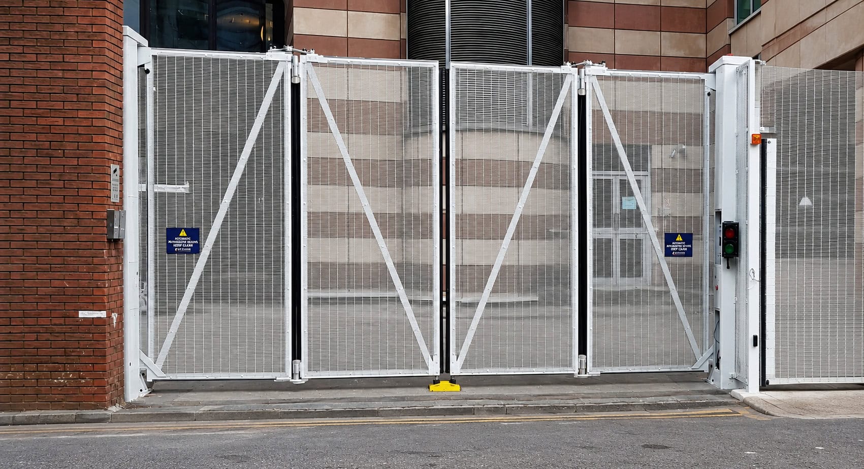 bi-folding speed gates
