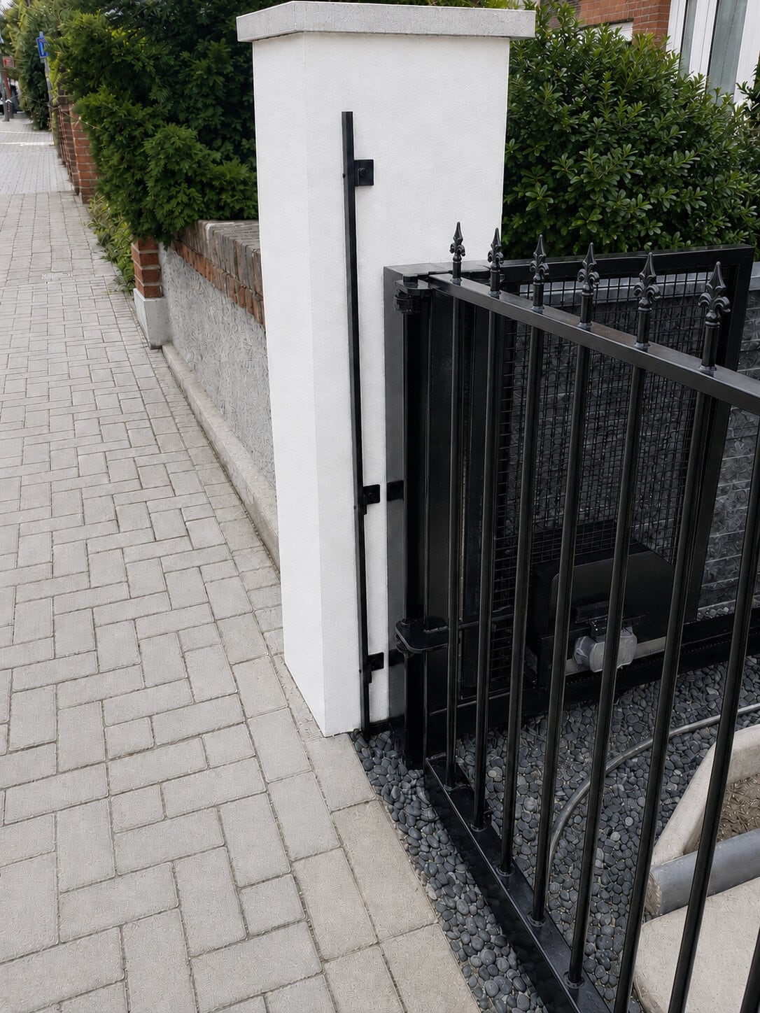 Round the corner gate